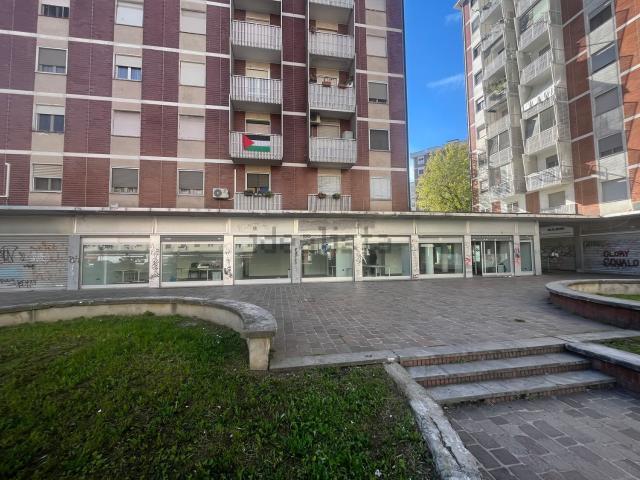 Locale Commerciale in vendita a Cassino Scanasio, Rozzano