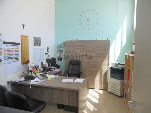 Locale Commerciale in vendita a Sentina, Marche