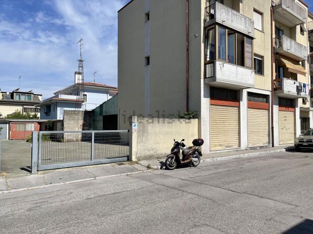 Locale Commerciale in vendita a Monfalcone, Friuli-Venezia Giulia
