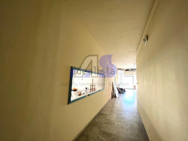 Locale Commerciale in vendita a Lido di Camaiore, Camaiore