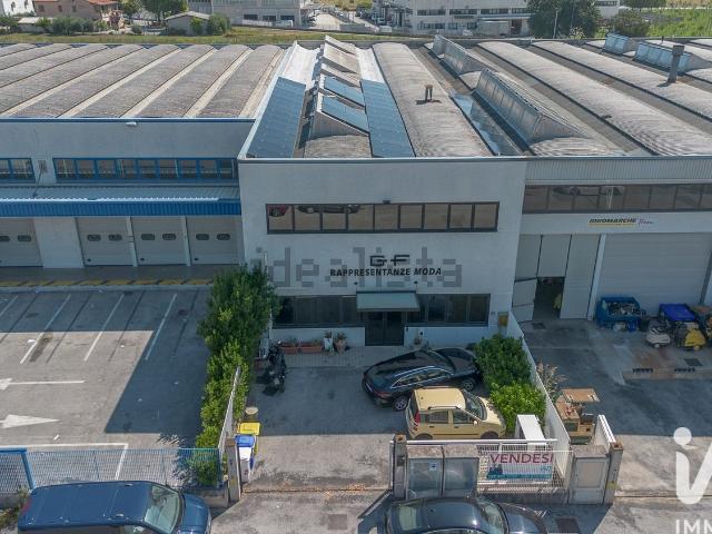 Locale Commerciale in vendita a Zona Industriale A, Marche