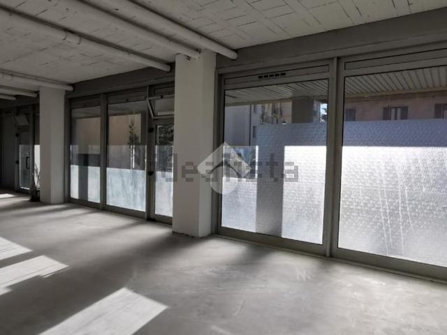 Locale Commerciale in vendita a Solaro, Lombardia