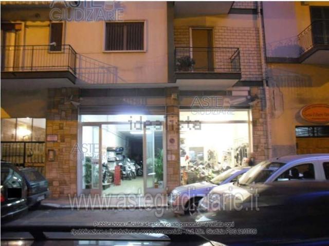 Locale Commerciale in vendita a Puglia, Taranto