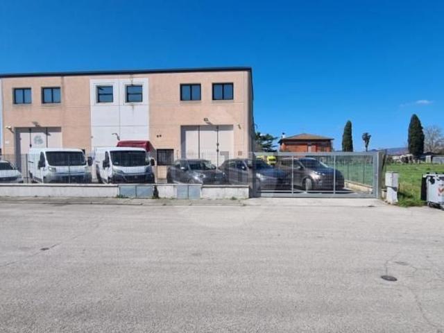 Locale Commerciale in vendita a Bastia Umbra, Umbria