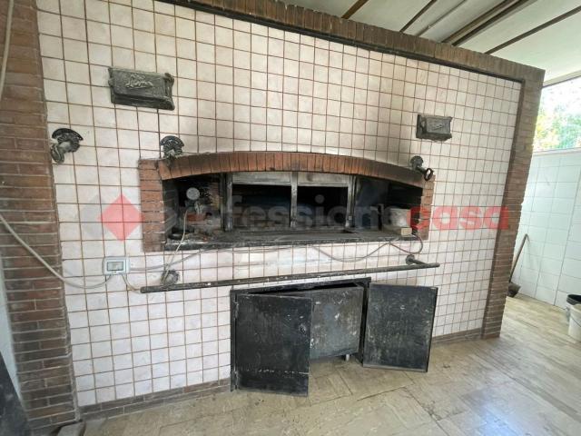 Locale Commerciale in vendita a Tremensuoli Vecchio, Minturno
