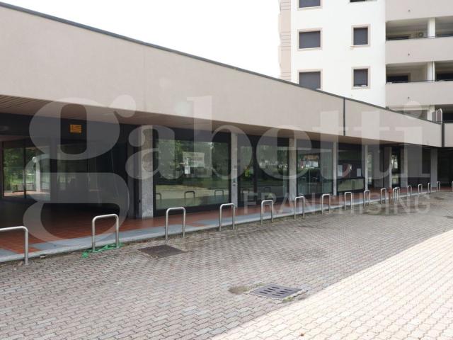 Locale Commerciale in vendita a Villaggio Matteotti, Saronno