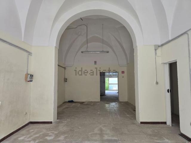 Locale Commerciale in vendita a Puglia, Lecce