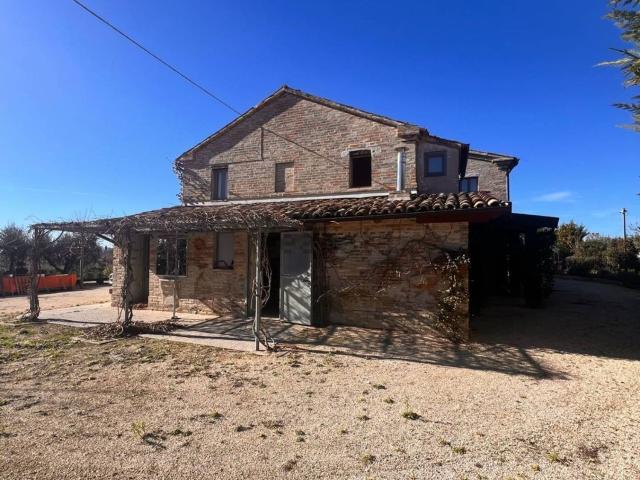 Locale Commerciale in vendita a Montefiore, Marche