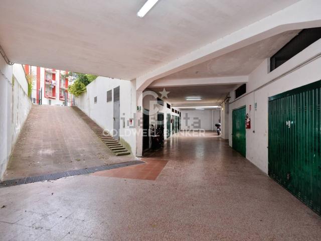Locale Commerciale in vendita a Puglia, Lecce