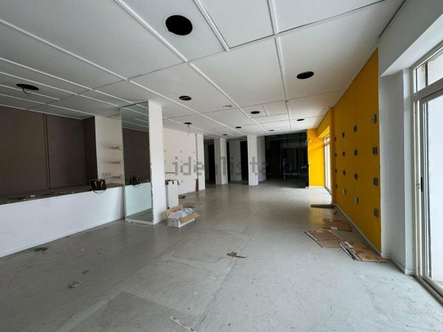Locale Commerciale in vendita a IV Circoscrizione, Messina