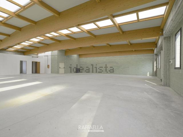 Locale Commerciale in vendita a Case Mazzi, Luzzana