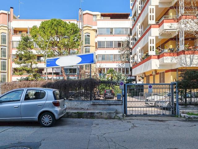 Locale Commerciale in vendita a Puglia, Bari