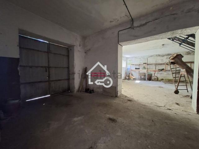 Locale Commerciale in vendita a Lustra, Campania