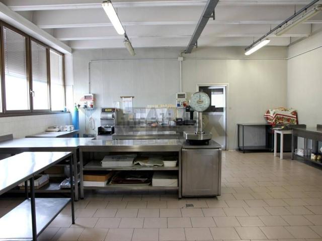 Locale Commerciale in vendita a Lurago Marinone, Como