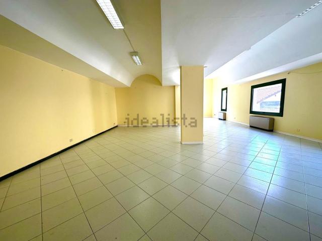 Locale Commerciale in vendita a Imperia, Liguria