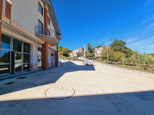 Locale Commerciale in vendita a Isernia, Molise