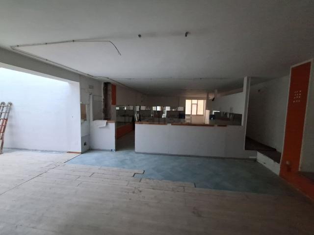 Locale Commerciale in vendita a Salerno, Campania