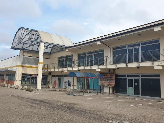 Locale Commerciale in vendita a Agraria, Marche