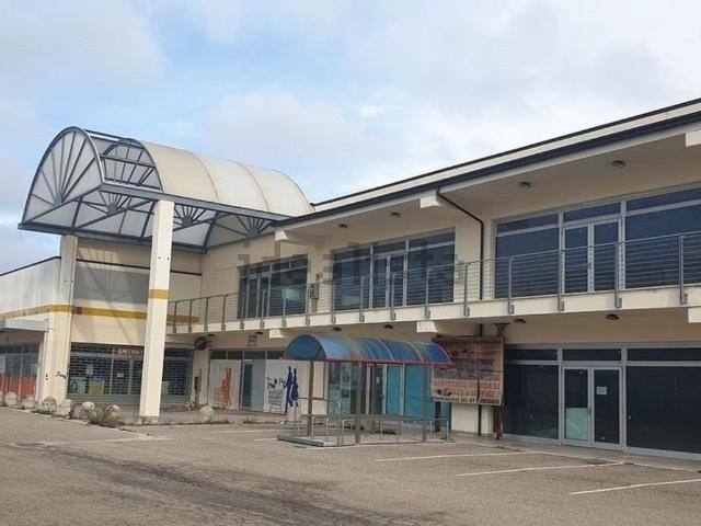Locale Commerciale in vendita a Agraria, Marche