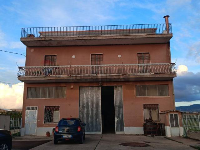 Locale Commerciale in vendita a Roccazzo, Chiaramonte Gulfi