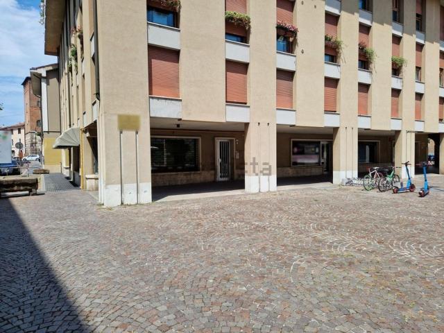 Locale Commerciale in vendita a Padova, Veneto