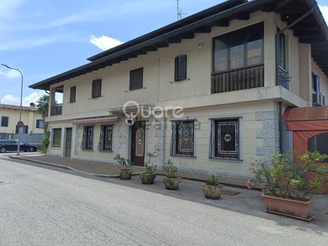 Locale Commerciale in vendita a Tarcento / Tarcint