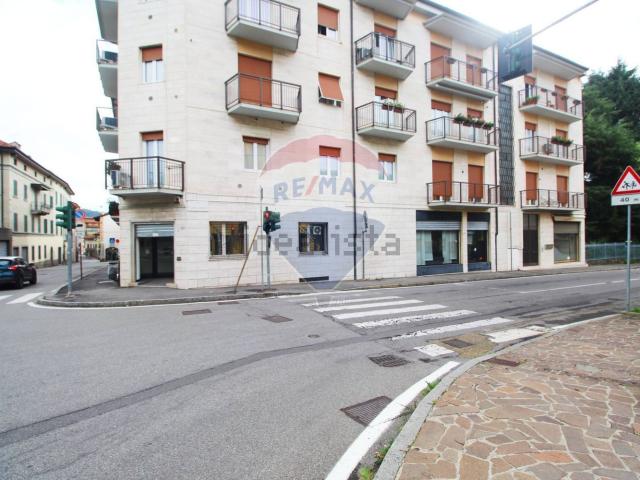 Locale Commerciale in vendita a Ponte San Pietro, Lombardia