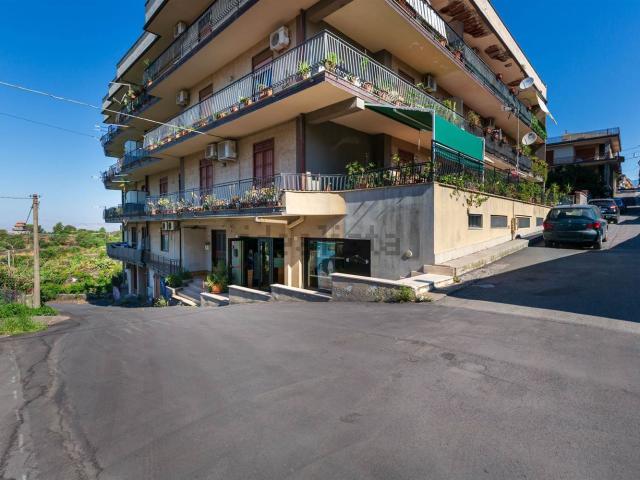 Locale Commerciale in vendita a Belpasso, Sicilia