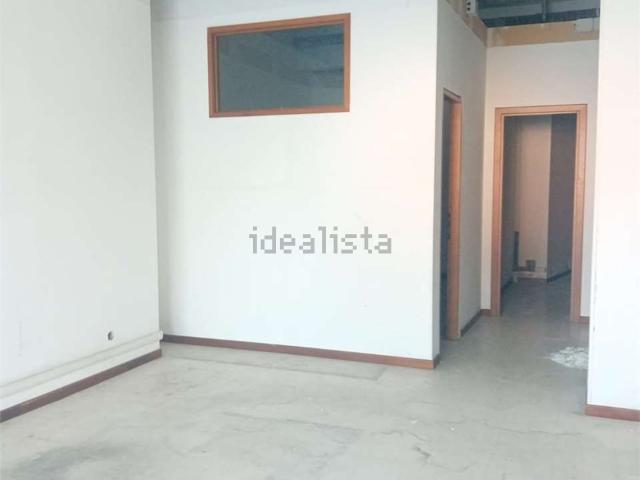 Locale Commerciale in vendita a Marche, Ancona