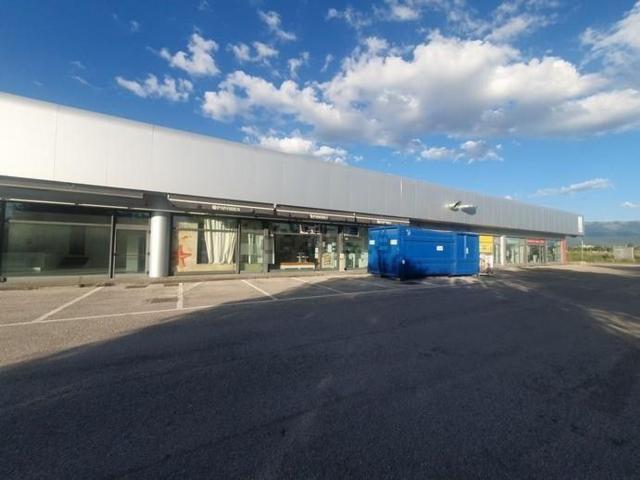 Locale Commerciale in vendita a Foligno, Umbria