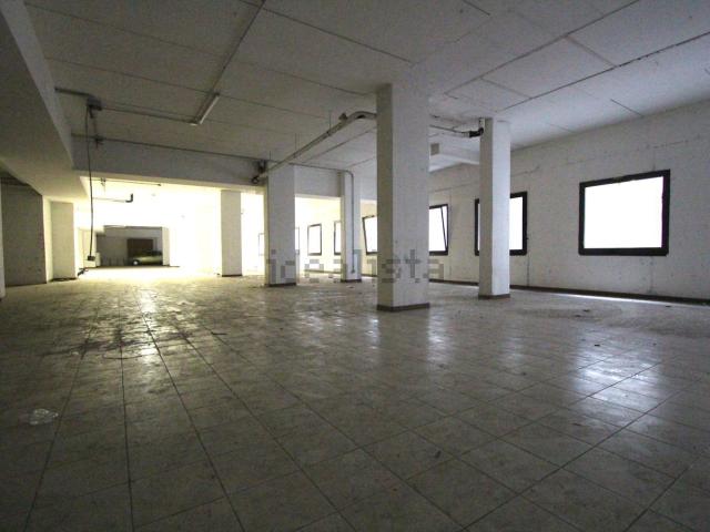 Locale Commerciale in vendita a Sud, Brenzone
