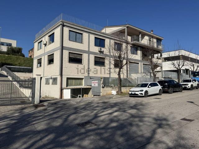 Locale Commerciale in vendita a Marche, Fermo