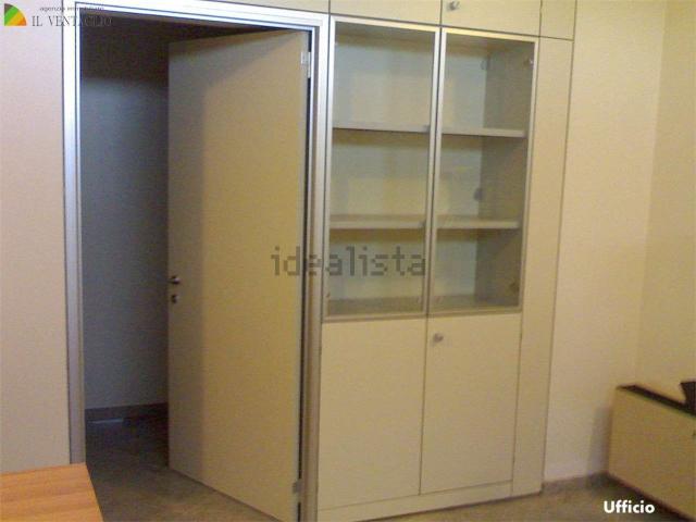Locale Commerciale in vendita a Tresinaro - Secchia, Re