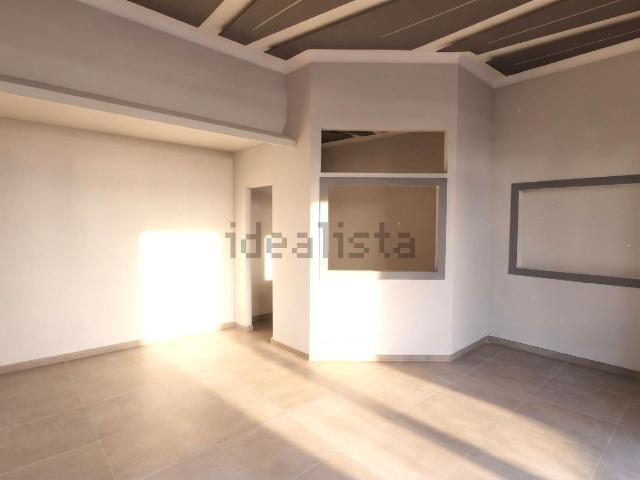 Locale Commerciale in vendita a Mondragone, Campania