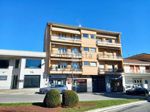 Locale Commerciale in vendita a Crevenna, Erba
