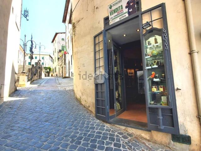 Locale Commerciale in vendita a Spoleto, Umbria