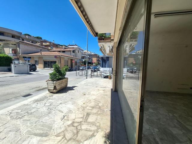 Locale Commerciale in vendita a Centro, Marche