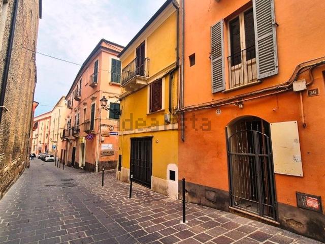 Locale Commerciale in vendita a Chieti, Abruzzo