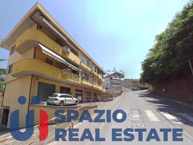 Locale Commerciale in vendita a Pietragrossa, Chieti