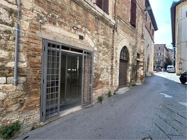 Locale Commerciale in vendita a Sant'Erminio, Cenerente