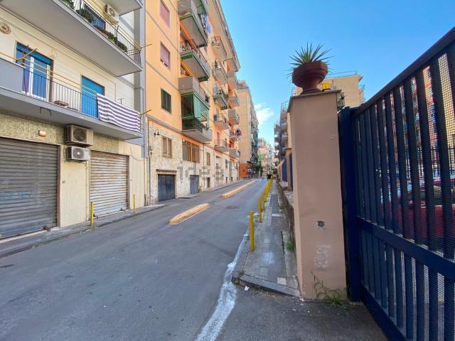 Locale Commerciale in vendita a Portici, Campania