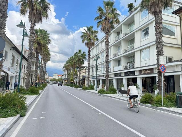 Locale Commerciale in vendita a Roma Imperiale, Forte Dei Marmi