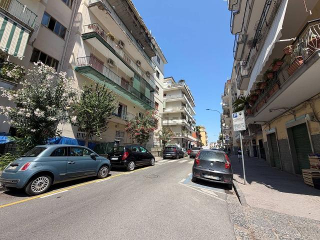 Locale Commerciale in vendita a Portici, Campania