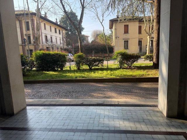 Locale Commerciale in vendita a Paderno, Reana Del Roiale