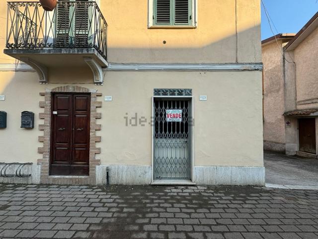 Locale Commerciale in vendita a Carsoli, Abruzzo