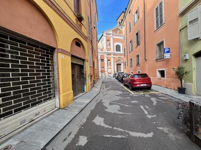Locale Commerciale in vendita a Centro Storico, Modena