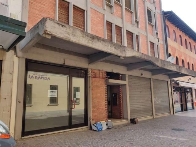 Locale Commerciale in vendita a Centro, Montebelluna