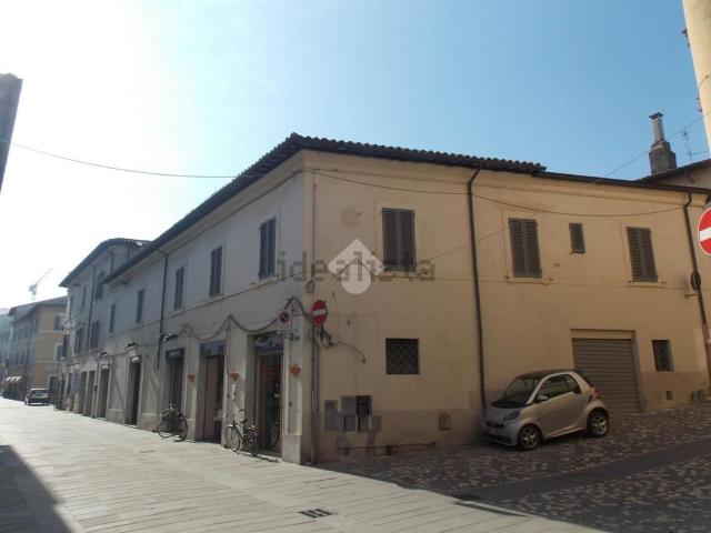 Locale Commerciale in vendita a Foligno, Umbria