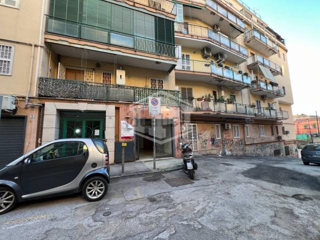 Locale Commerciale in vendita a Portici, Campania