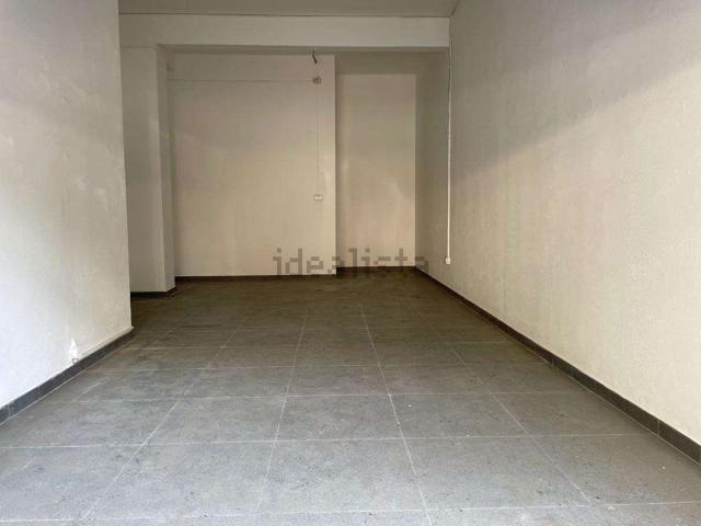 Locale Commerciale in vendita a Mondragone, Campania
